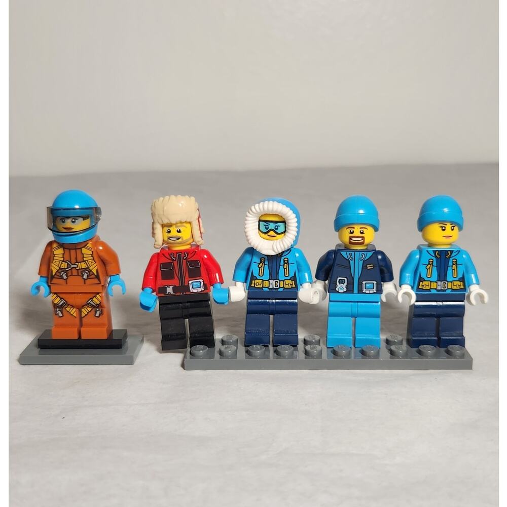 Lego City Artic Minifigures Lot of 5 With 2 Tiles Pre-owned